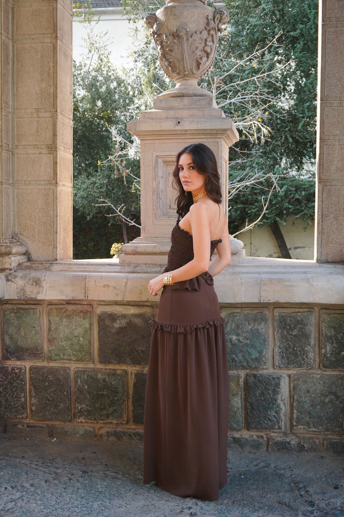 Conjunto de falda y top en mocca Jacinta, para matrimonio de día o gala