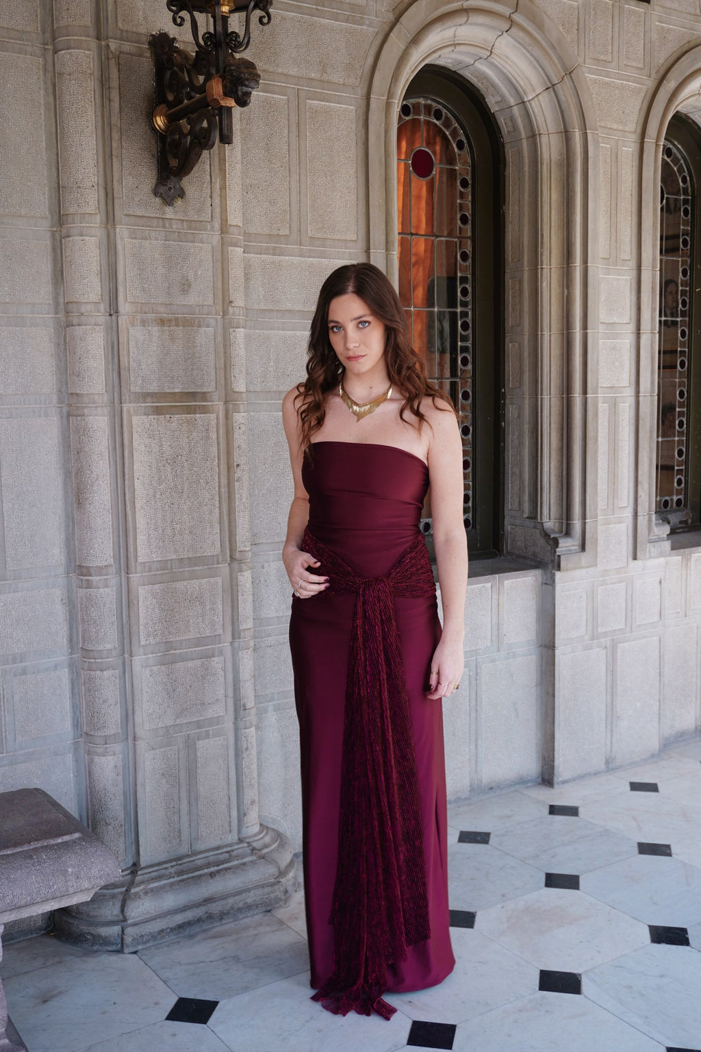 Vestido de fiesta largo burdeo Juliette, strapless satinado con banda de flecos, VIRANDCO