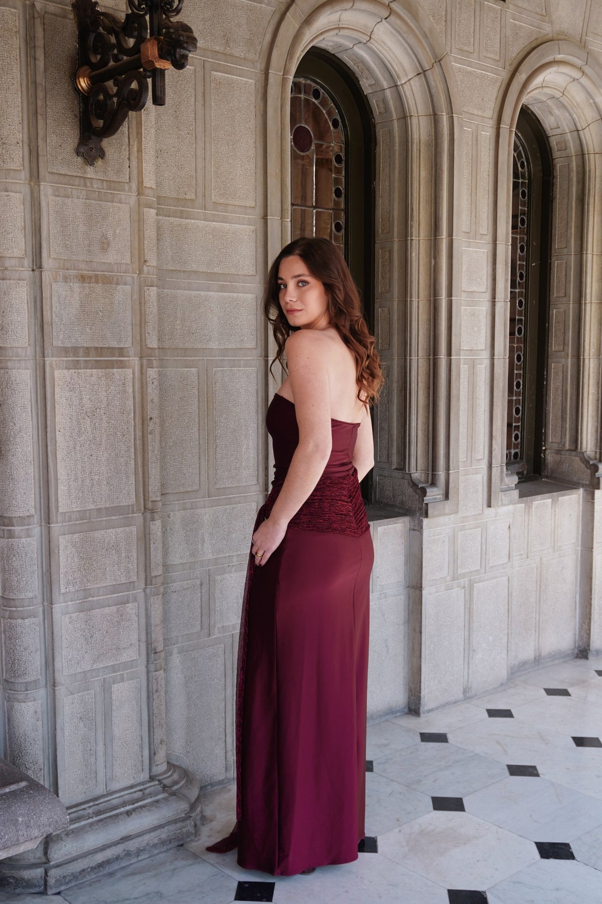 Vestido burdeo Juliette strapless, silueta entallada y falda recta hasta el suelo