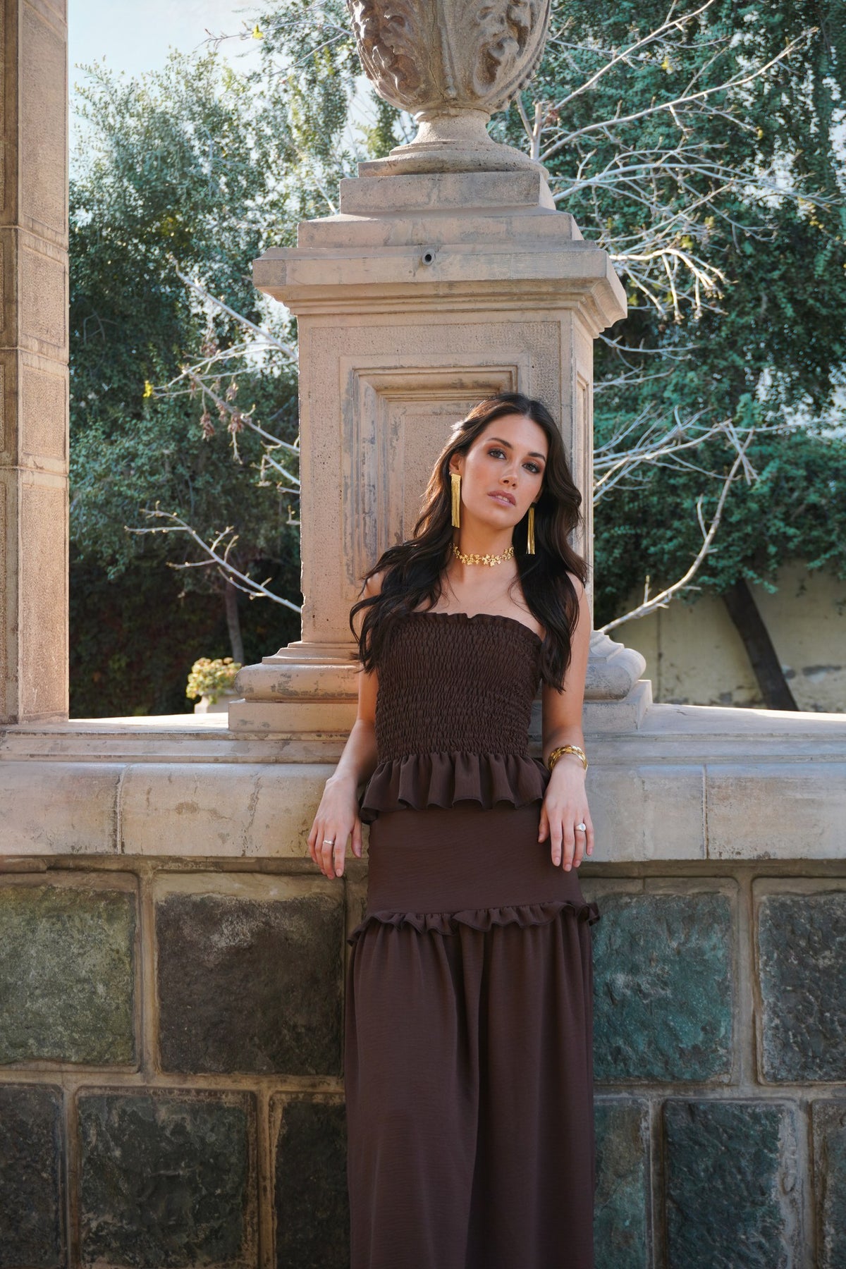 Top strapless café Jacinta con peplum, usado con la falda larga a juego