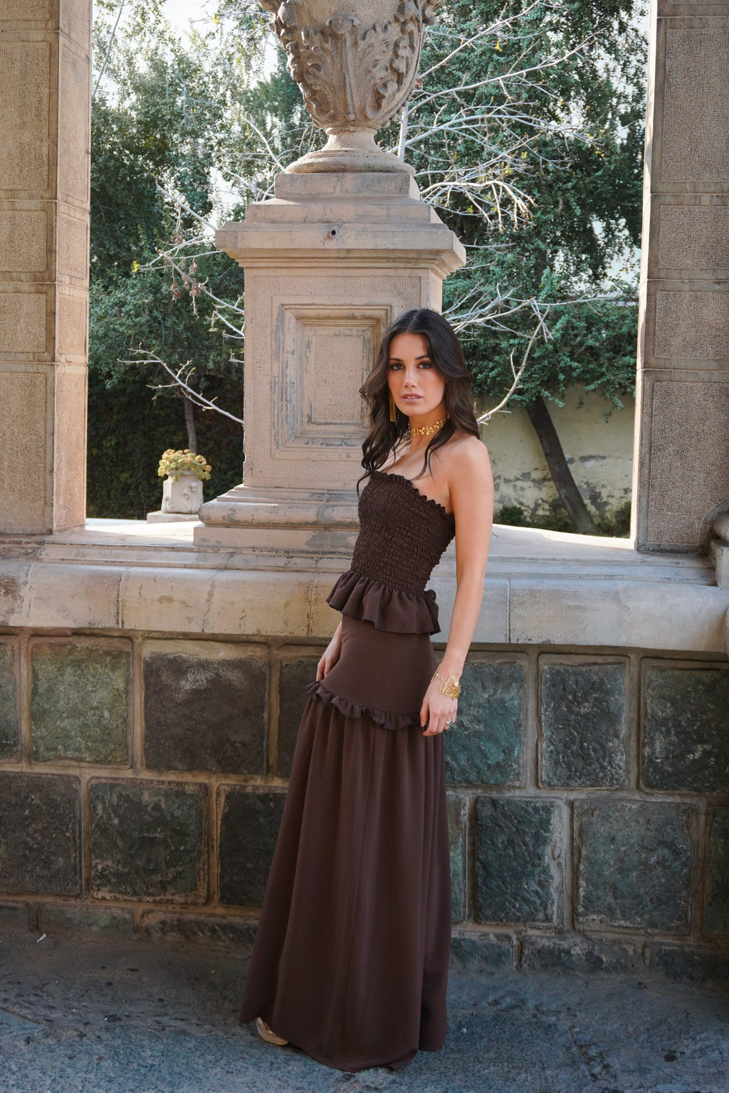 Detalle del fruncido y el peplum del top Jacinta en tono mocca